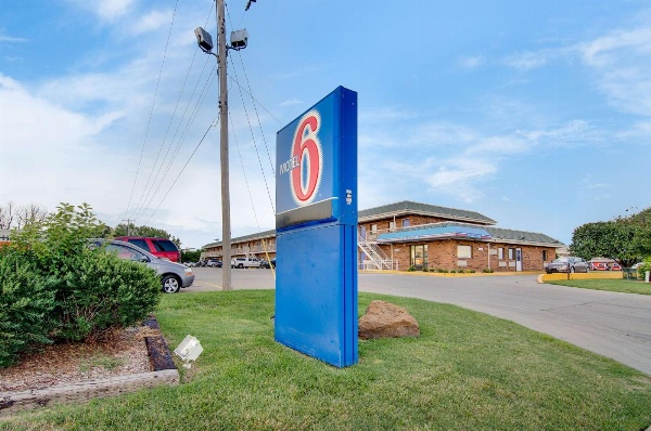 Motel 6-Salina, KS image 7